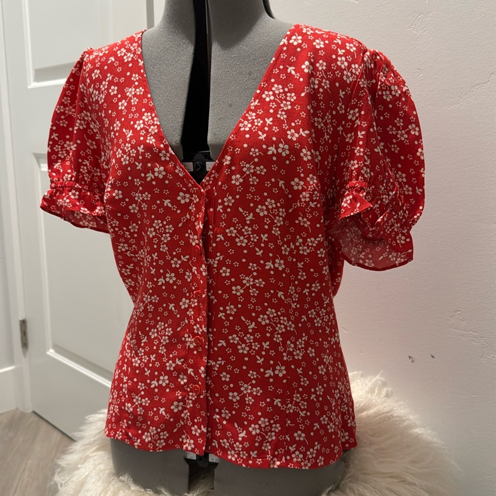 Button closure
Gather elastic short sleeves 
PreOwn  like new!

FINAL LISTING